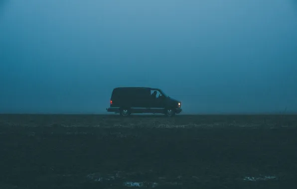 Картинка дорога, поле, небо, туман, водитель, фургон