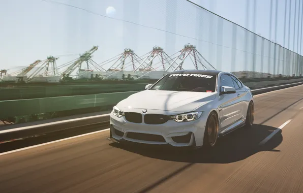 Картинка car, white, в движении, BMW M4