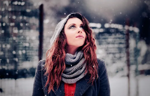 Картинка рыжеволосая, снег, девушка, пальто, шарф