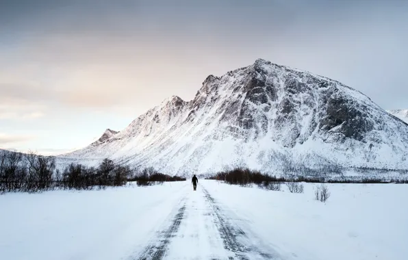 Картинка зима, дорога, человек, гора