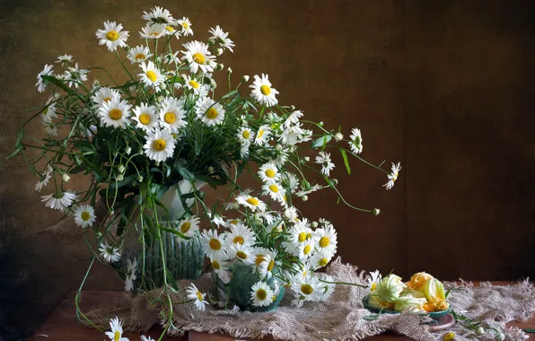 Картинка цветы, стол, ромашки, ткань, ваза, цветки, блюдце