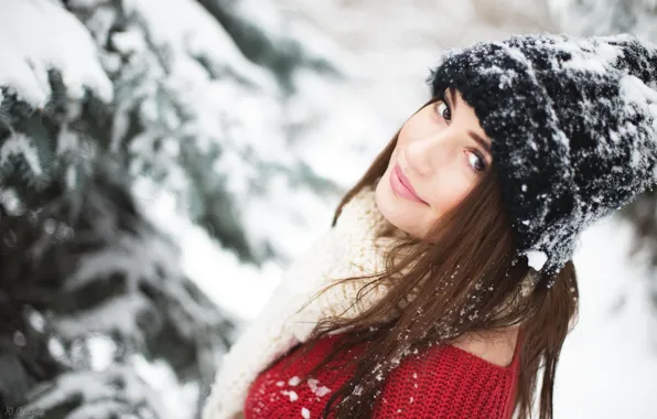 Картинка зима, взгляд, снег, деревья, поза, улыбка, шапка, Девушка