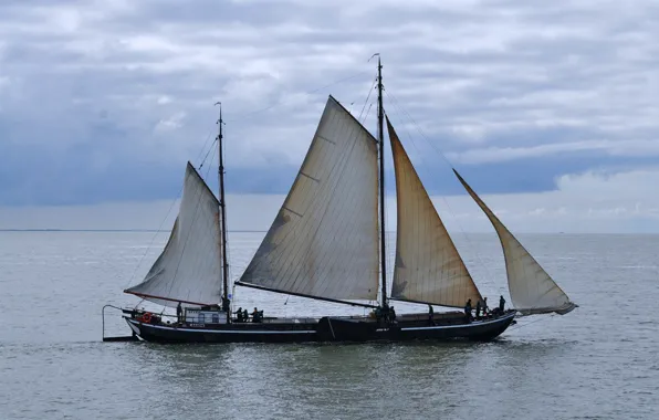 Море, небо, парусный корабль