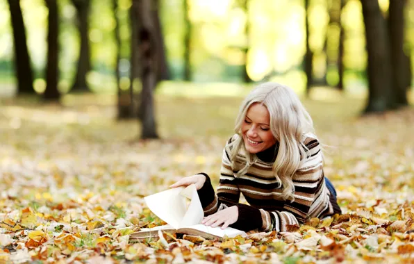 Картинка осень, листья, девушка, деревья, улыбка, блондинка, книга, читает