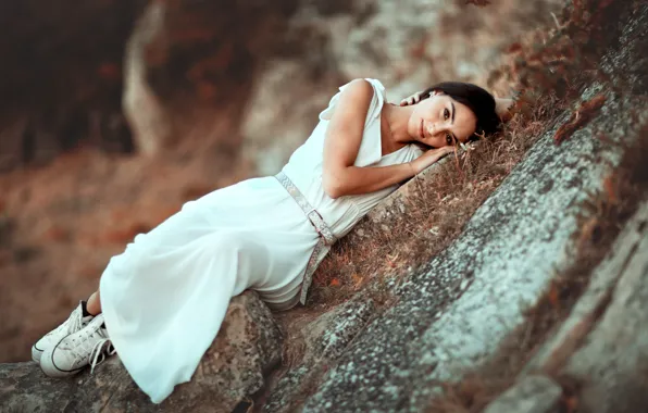 Трава, взгляд, девушка, горы, природа, поза, камни, скалы