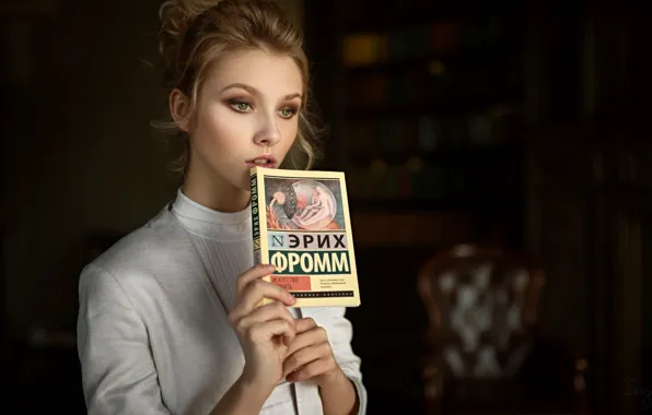 Задумчивость, поза, фон, портрет, макияж, прическа, книга, шатенка