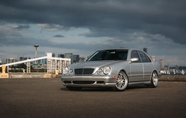 Уникальный Mercedes-Benz E 55 AMG на «механике» пустили с молотка