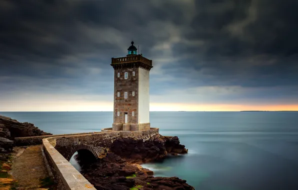 Картинка море, тучи, камни, маяк, Бретань