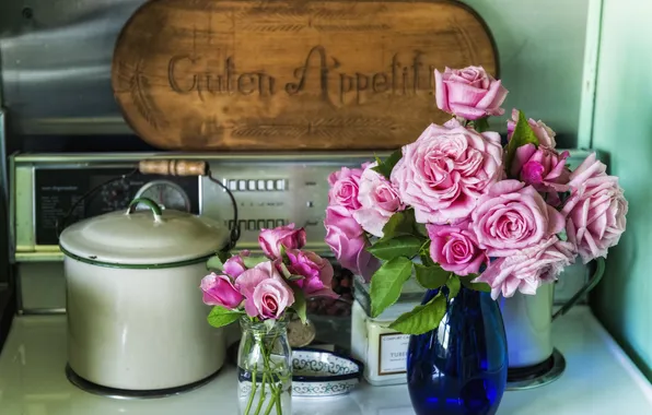 Картинка цветы, стол, розы, кастрюля, вазы