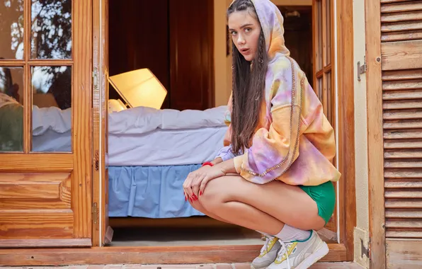 Картинка girl, shorts, pretty, cute, long-haired, sneakers, hoodie