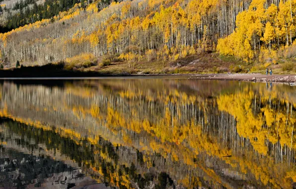 Картинка осень, деревья, озеро, отражение, люди, склон