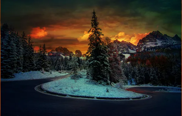 Дорога, снег, деревья, горы