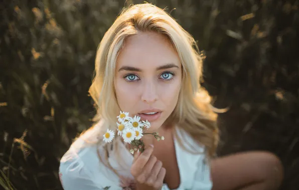 Трава, взгляд, солнце, цветы, поза, модель, рука, портрет