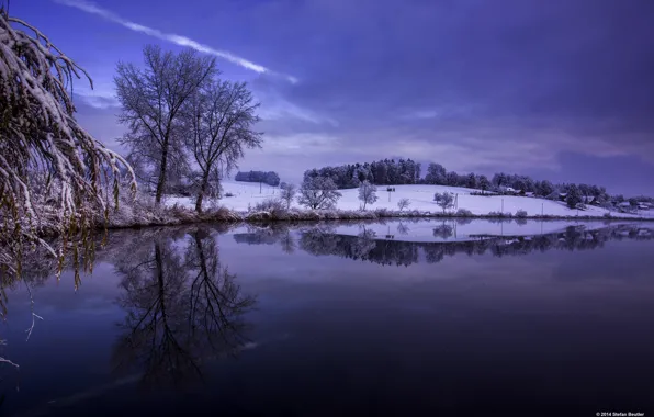 Картинка небо, вода, снег, деревья, гладь, отражение, река, холмы