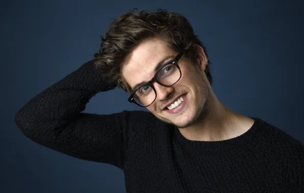 Улыбка, очки, актер, Daniel Sharman