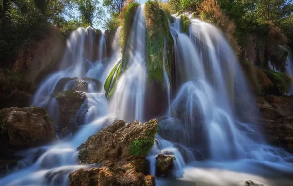 Скалы, водопад, поток