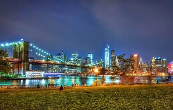 Картинка трава, ночь, люди, Нью-Йорк, фонари, Бруклинский мост, скамейки, Эмпайр-стейт-билдинг