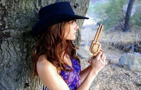 Девушка, пистолет, шляпа
