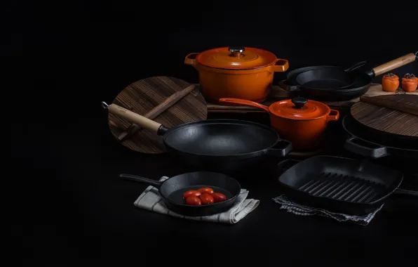 Темный фон, кухня, посуда, помидоры, хурма, кастрюли, сковороды