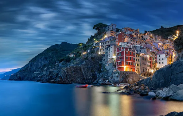 Картинка море, город, скалы, дома, вечер, освещение, Италия, Italy