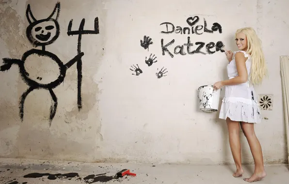 Картинка девушка, блондинка, красавица, у стены, Daniela Katzenberge
