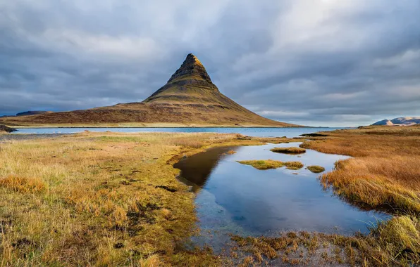 Картинка небо, трава, облака, озеро, гора, Исландия, Kirkjufell