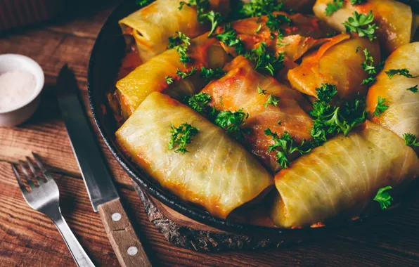 Стол, доски, нож, вилка, петрушка, сковорода, русская кухня, мясные