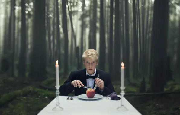 Картинка стол, яблоко, свечи, парень