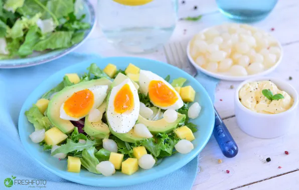 Яйцо, лук, салат, авокадо