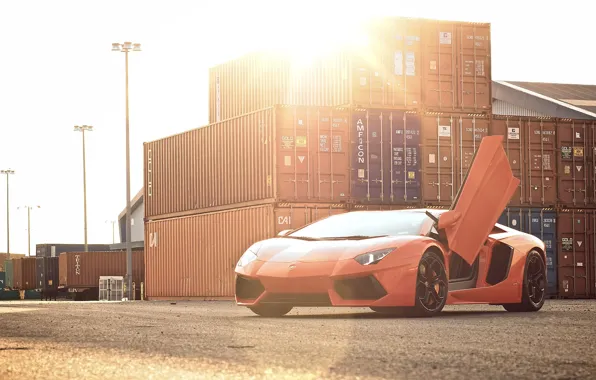 Картинка небо, солнце, оранжевый, lamborghini, блик, вид спереди, контейнеры, orange, aventador, lp700-4, ламборгини, авентадор
