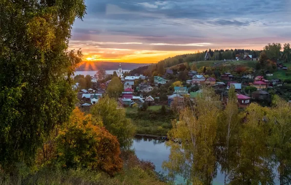 Картинка осень, пейзаж, закат, город, река, дома, леса, берега