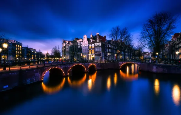 Картинка небо, ночь, мост, огни, дома, Амстердам, канал, Нидерланды