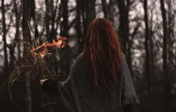 Картинка трава, девушка, огонь, рыжая, длинные волосы, сухая, горит