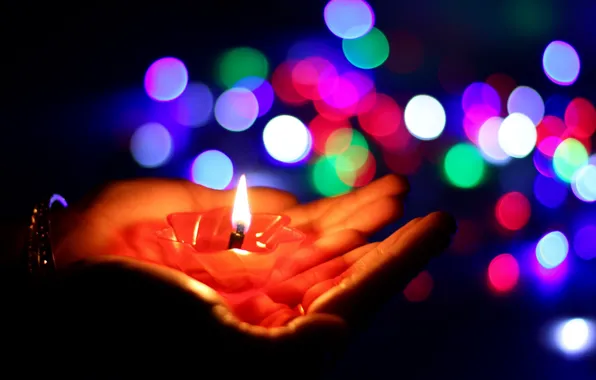 Огни, свеча, руки
