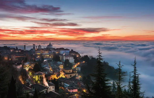 Italy, Bergamo, Sea of fog surrounding Città Alta