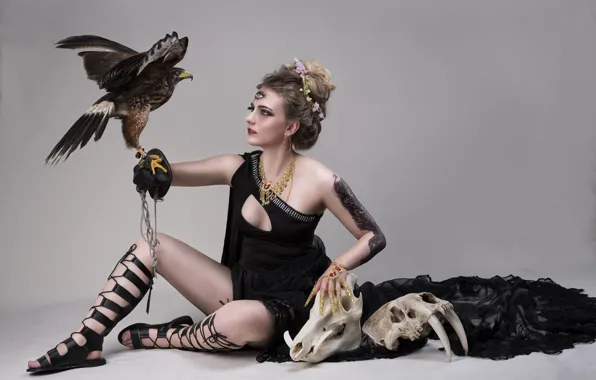 Девушка, птица, череп