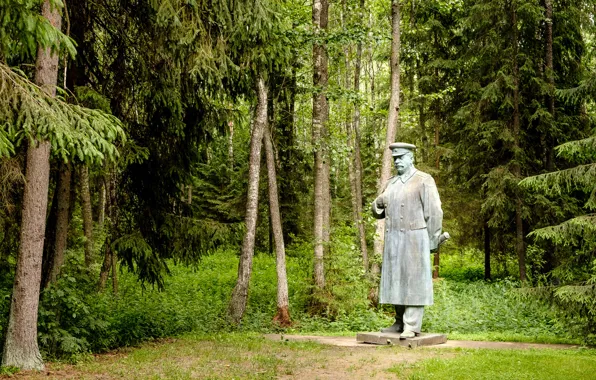 Картинка деревья, памятник, скульптура, Сталин, Литва, Lithuania, Grūtas Park, Памятник Сталину