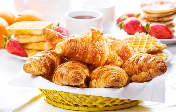 Чай, клубника, выпечка, круассаны