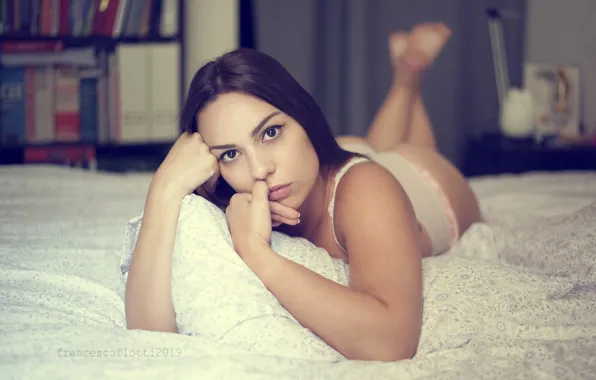 Попа, взгляд, поза, модель, трусики, макияж, брюнетка, прическа