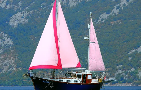 Море, горы, берег, парусник