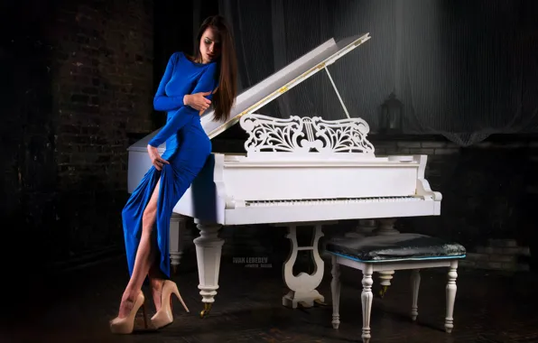 Картинка девушка, поза, фото, фигура, рояль, каблуки, ножки, красотка