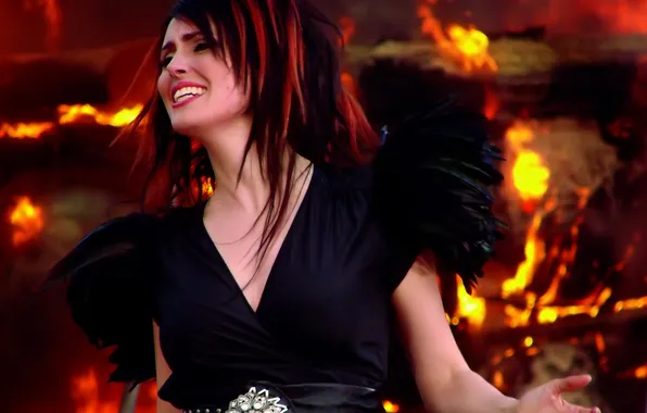 Картинка огонь, черное платье, Within Temptation, Sharon den Adel, The Howling, перья на плече