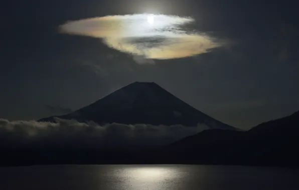 Ночь, озеро, вулкан, Япония