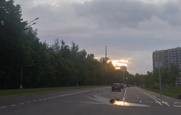 Дорога, лето, деревья, машины, тучи, дом, люди, пасмурно