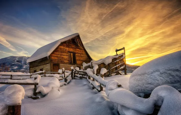 Картинка зима, небо, облака, снег, закат, горы, домик, сугроб