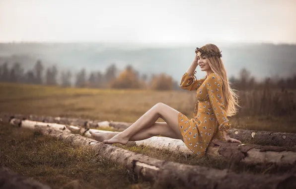 Картинка девушка, природа, поза, улыбка, волосы, платье, блондинка, ножки