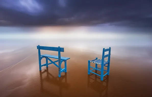 Картинка небо, берег, стулья