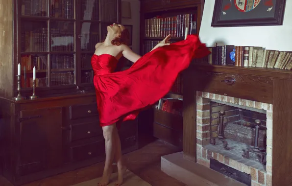Картинка девушка, лицо, комната, красное, книги, платье, камин, ножки