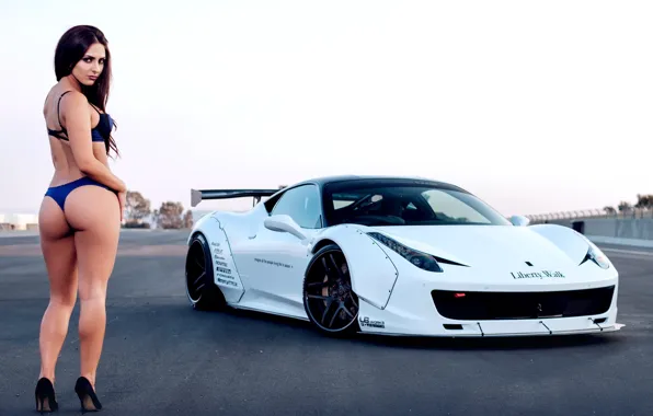 Взгляд, Ferrari, Эротика, красивая девушка, белый авто, на фоне машины