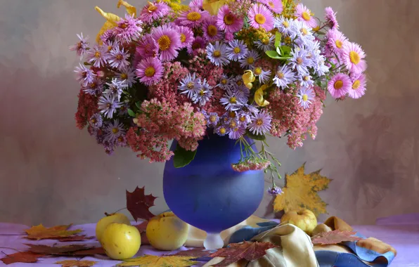 Картинка ваза, цветы, натюрморт, стол, астры, яблоки, листья